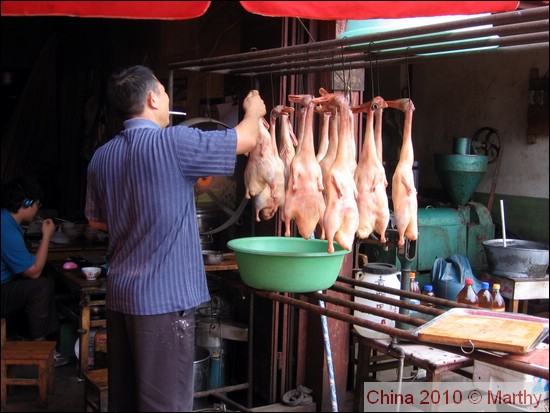 Hangende eenden op de markt in Lijiang 